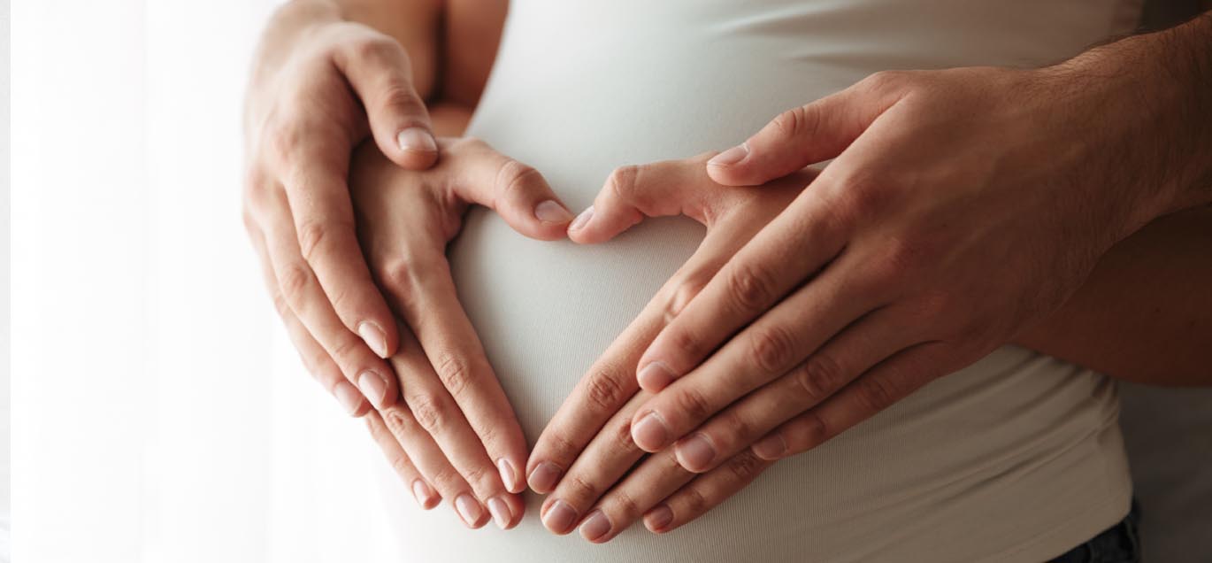 Objetí rodičů břicha těhotné ženy